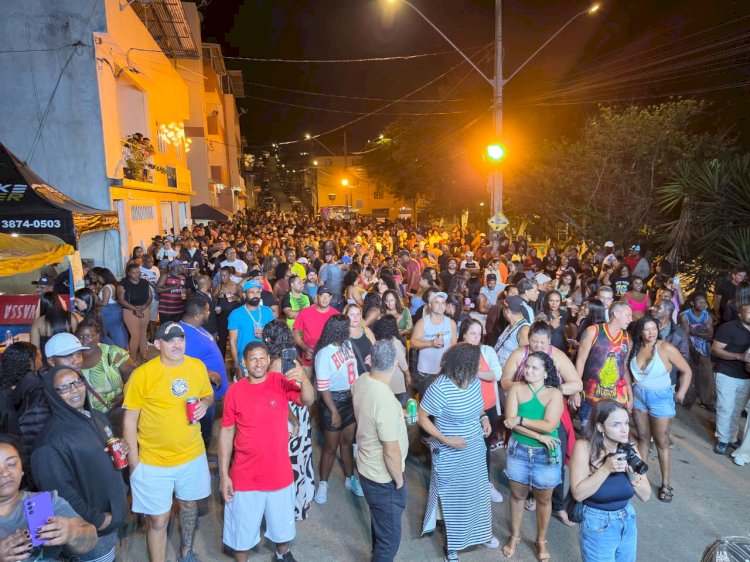 Tardezinha Flashback reúne 2 mil pessoas com show de Márcio G e carros antigos