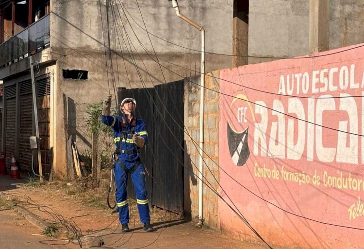 Após notificação, Energisa inicia remoção de cabos obsoletos em Cachoeira de Santa Cruz