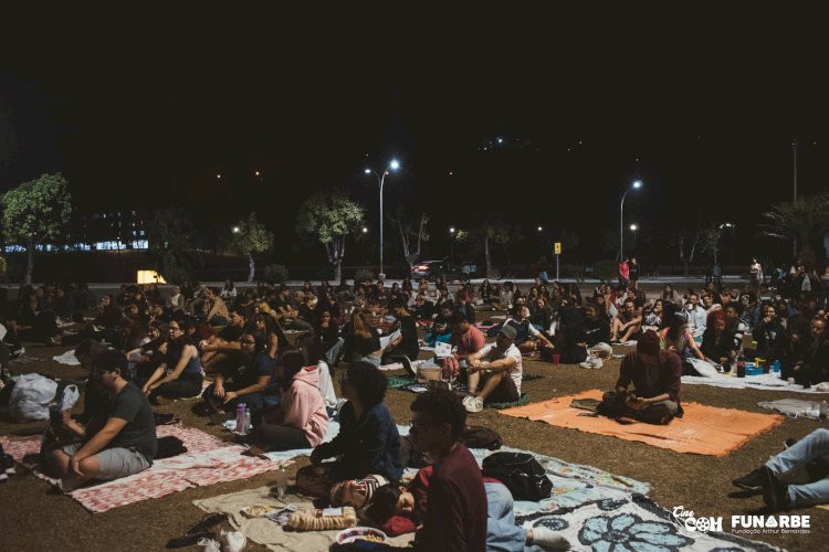 Gramado das Quatro Pilastras da UFV tem sessão gratuita de cinema neste domingo