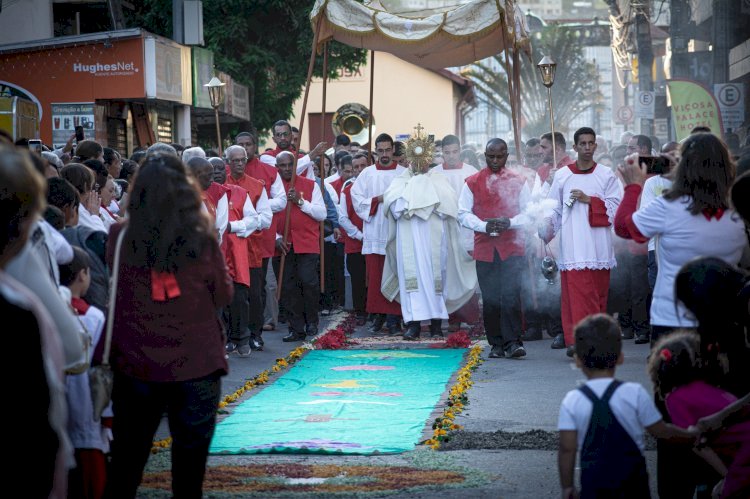Com tradicionais tapetes de rua, fiéis celebram Corpus Christi em Viçosa
