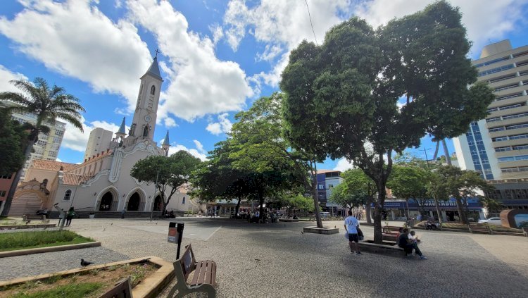 Estudantes da UFV promovem debate sobre SUS na Praça Silviano Brandão