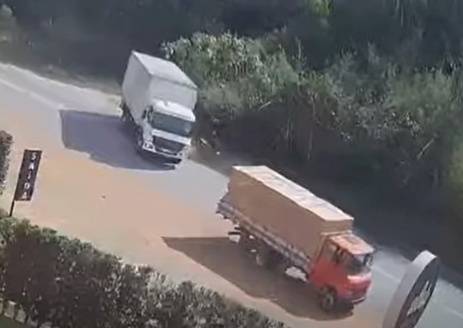 Motoqueiro de 45 anos morre após colisão com caminhão em Ubá
