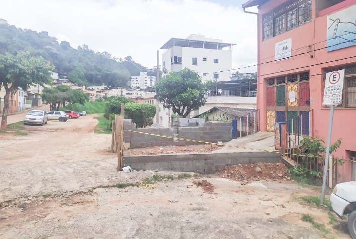 Obra sobre linha férrea acontece sem autorização do Iplam