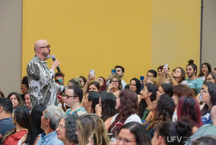 Aula magna de Fabrício Carpinejar lota auditório do Fernando Sabino