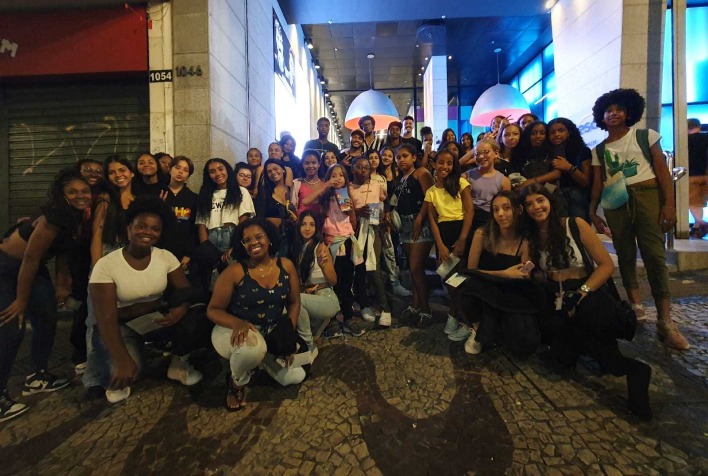 Alunos de dança do CEA assistem à apresentação internacional em BH