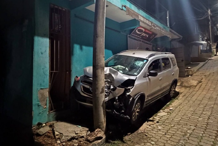 Condutor embriagado causa acidente no bairro Triângulo, em Ponte Nova