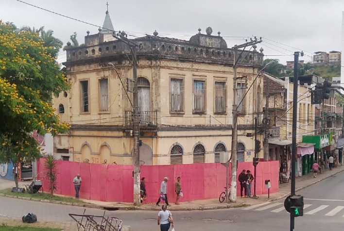 Casarão interditado corre risco de ruir no centro de Viçosa