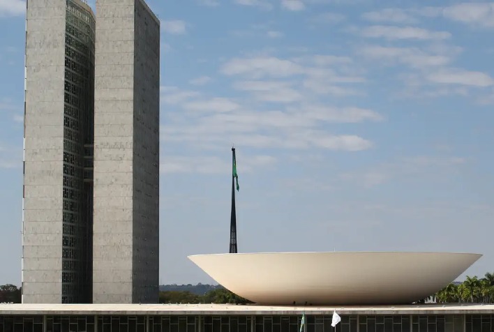 Câmara dos Deputados aprova auxílio para alunos de baixa renda do ensino médio