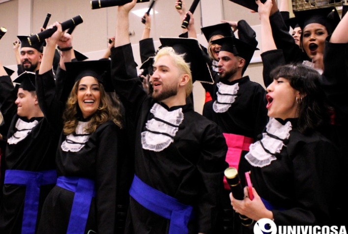 Univiçosa celebra colação de grau de mais de 300 formandos