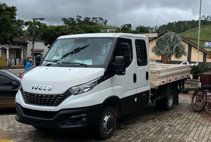 Cajuri adquire novo caminhão para setor de obras e apoio ao homem do campo