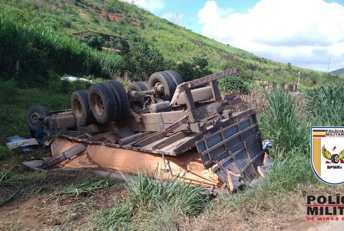 Capotamento de caminhão deixa um morto e um ferido na MG 353, em Coronel Pacheco