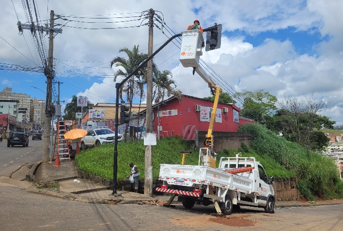 Prefeitura reativa semáforos no cruzamento da Castelo Branco com a Joaquim Lopes de Faria