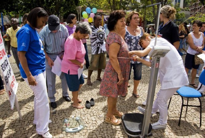 PMV e Univiçosa promovem Feira de Saúde na Praça Silviano brandão