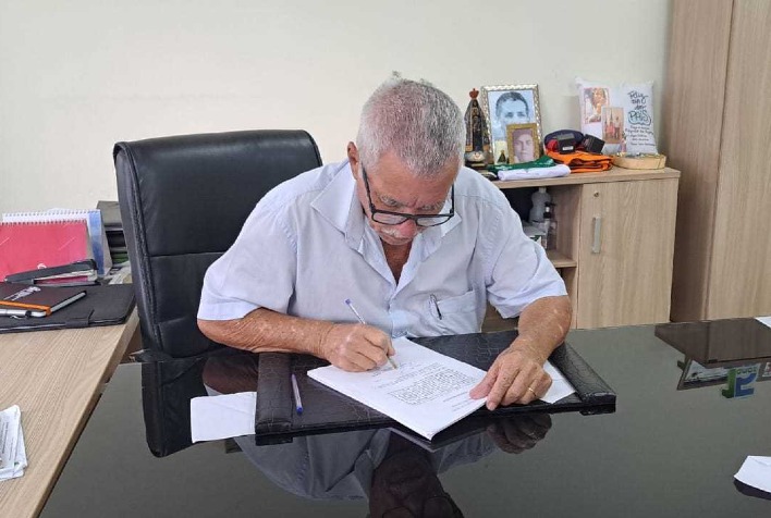 Prefeito assina contrato para construção da UBS do Amoras