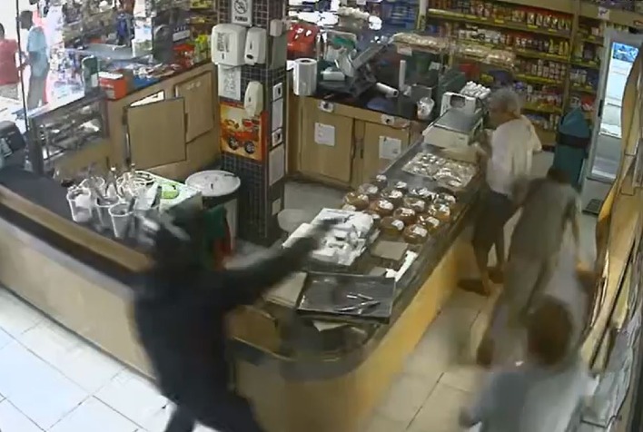 VÍDEO: Atirador invade padaria durante tentativa de homicídio de desafeto em Viçosa