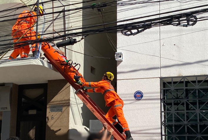 Homem sofre choque elétrico no Calçadão em Viçosa