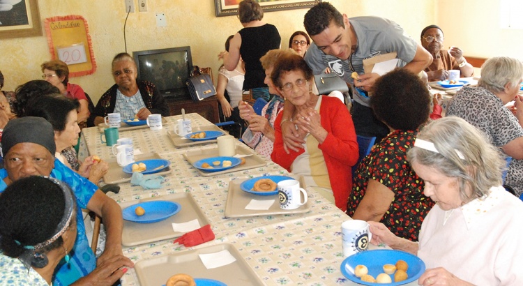 Lions leva presentes e carinho aos idosos do Lar dos Velhinhos